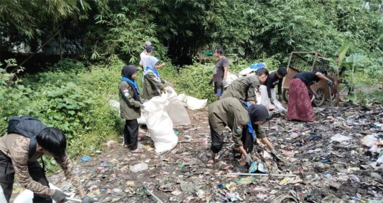 UKM Mapalangit Biru Ikut Aksi Bersih Sungai Bersama D’Jatira di Ciwaringin